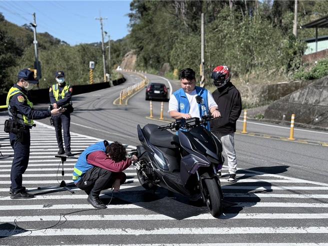 2024年全年桃园市环警监联合稽查拦检，检验3127辆汽机车，不合格告发达1618台，裁罚金额逾500万元；声音照相科技执法共告发740辆，裁罚金额达214万8300元，陈情比率下降28.1％。（环保局提供／廖姮玥桃园传真）