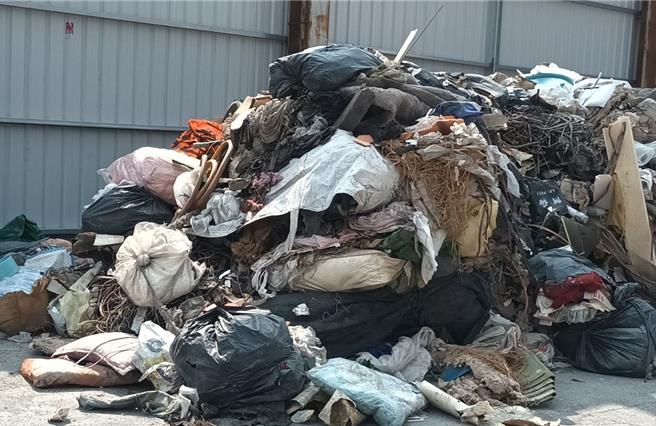 保七发现屏东县潮州镇八爷段一带遭放置废弃物。（翻摄照片／洪靖宜高雄传真）