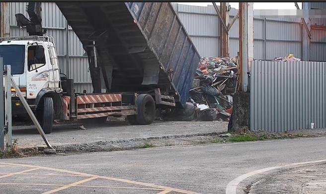 保七发现屏东县潮州镇八爷段一带遭放置废弃物。（翻摄照片／洪靖宜高雄传真）