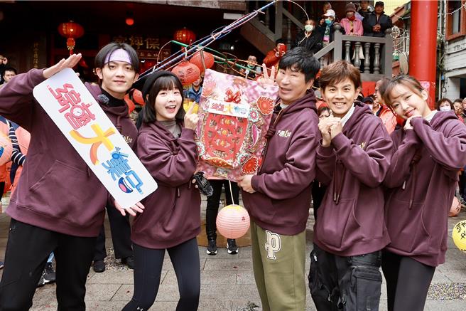 胡瓜（右3）率领郭忠佑（左起）、篮篮、阿翔、赖慧如开工录影。（民视提供）