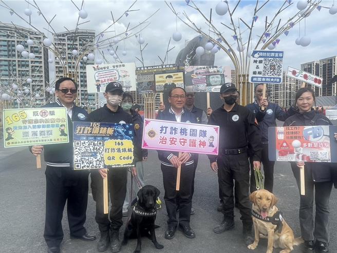 桃园市警察局今天下午在台湾灯会现场举办「打诈仪表板」记者会，期盼推广全民防诈意识。(吕筱禅摄)