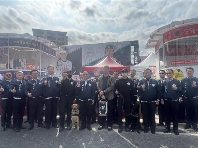 桃园市警察局今天下午在台湾灯会现场举办「打诈仪表板」记者会，期盼推广全民防诈意识。(吕筱禅摄)