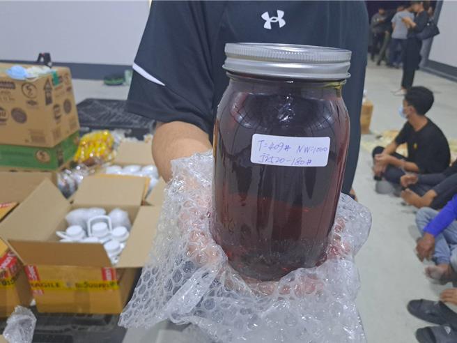 专案小组查获罐装高浓度大麻膏225公斤，市值约3.3亿元新台币。（桥检提供／林雅惠高雄传真）