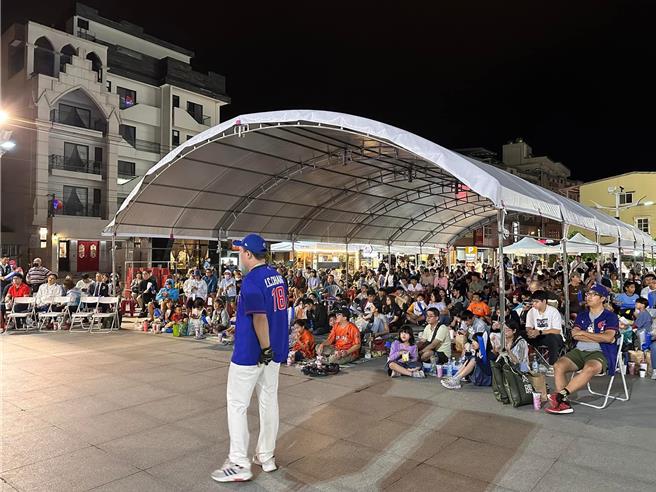 花莲市公所21日起连3天办世界棒球经典赛资格赛转播派对。图为去年底世界12强棒球赛事，市公所与民眾齐聚加油现场。（示意图／本报资料照片）