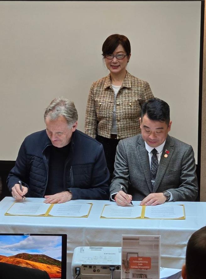 桃园市副秘书长金志聿17日率领市府团队参加法国巴黎交流会。（翻摄照片／蔡依珍桃园传真）