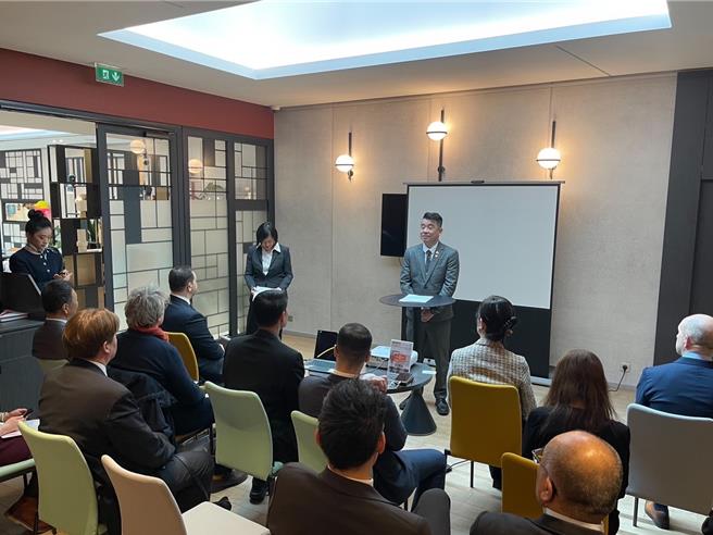 桃园市副秘书长金志聿17日率领市府团队参加法国巴黎交流会。（翻摄照片／蔡依珍桃园传真）