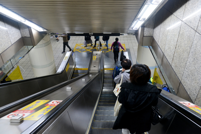 原PO英勇挡住从接运手扶梯上面摔下来的男子，避免他一路从3楼滚到地下1楼。（示意图：shutterstock／达志）