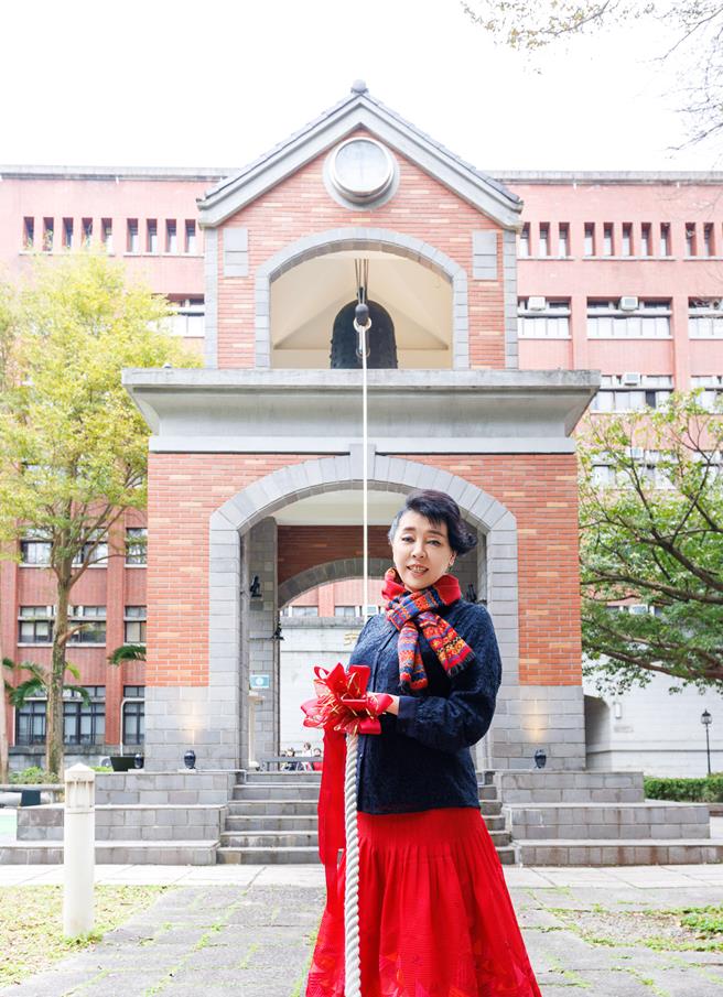 國北教大與國際扶輪3481地區今天攜手成立台灣第一個「國際和平中心」，邀請聲樂家簡文秀教授擔任國際和平大使及敲響和平鐘。（億光文化基金會提供／林志成台北傳真）