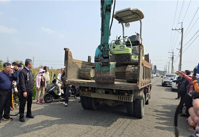 太阳能光电公司规画在云林县口湖乡谢厝村设置升压站，经县府协调公司答应暂停施工，没想到19日准备復工，居民到场阻挠双方爆发口角，最后施工人员撤离。（张朝欣摄）