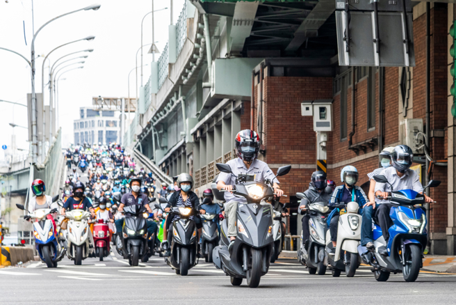 云林机车驾训加码补助延长，高中职大学可用公假受训。台湾骑车人数眾多。（示意图：shutterstock／达志）