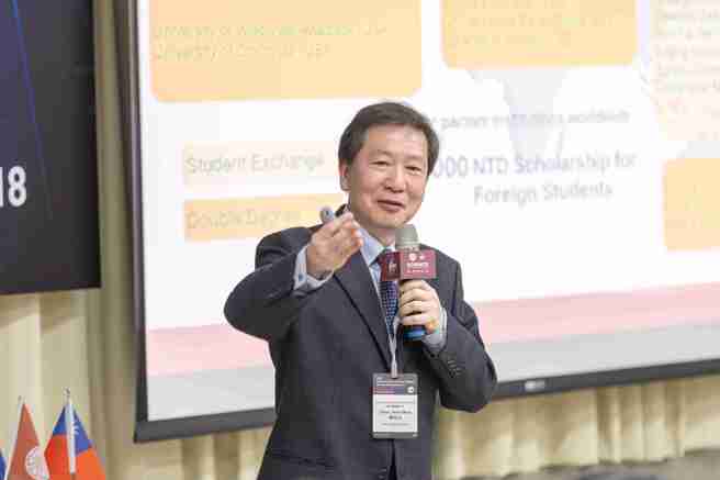 理学院陈界山院长表示，目前理学院正在尝试建立双博士学位，期待未来与捷克查理大学、罗马尼亚巴比波亚大学大学加强合作伙伴关系。(照片/臺湾师范大学理学院提供)