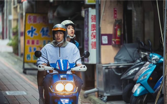 娄峻硕（前）和李沐在《器子》中有感情戏。（华映娱乐提供）