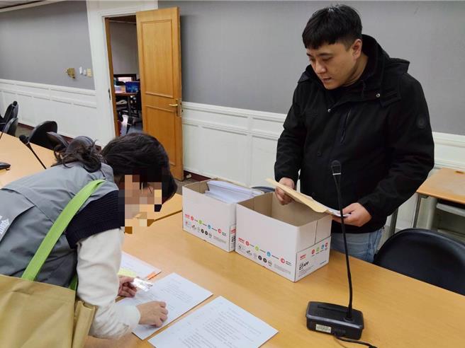 为反制罢免蓝委，挺蓝民团19日下午赴中选会送出针对民进党市议员郑文婷的罢免案。（基隆市公共事务学会提供／张志康基隆传真）