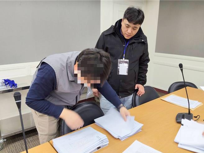 为反制罢免蓝委，挺蓝民团19日下午赴中选会送出针对民进党市议员郑文婷的罢免案。（基隆市公共事务学会提供／张志康基隆传真）