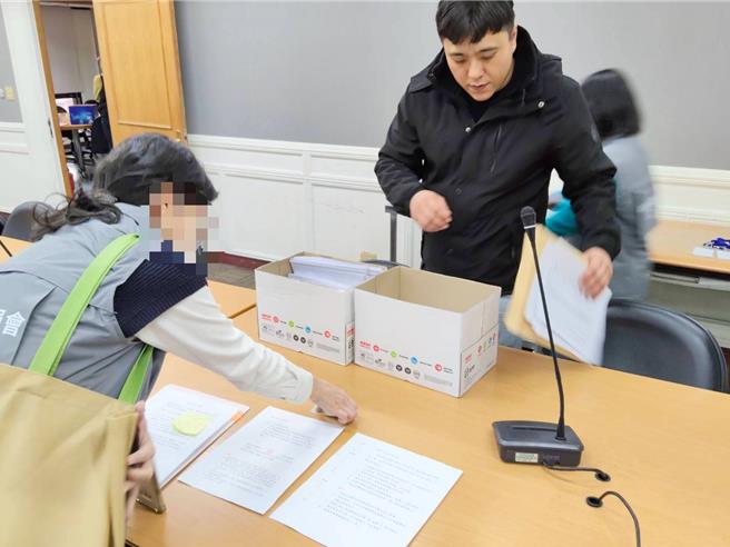 为反制罢免蓝委，挺蓝民团19日下午赴中选会送出针对民进党市议员郑文婷的罢免案。（基隆市公共事务学会提供／张志康基隆传真）