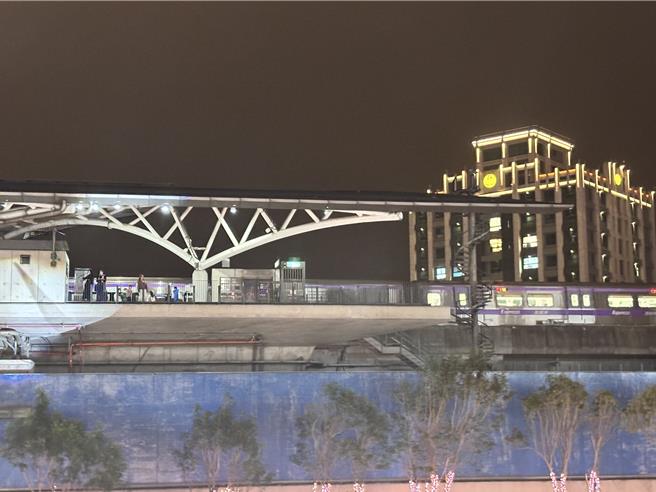 桃園機場捷運決定從2月27日起，早上5時30分從A1台北車站發出的直達加班車，增加停靠A3新北產業園區站以及A8長庚醫院站，另外延長春節期間專案試辦直達車提早發車。（廖姮玥攝）