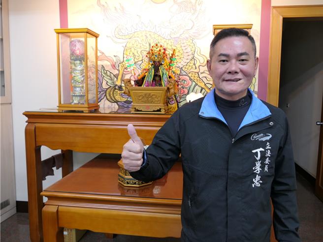 公民团体发动连署罢免云林县海线蓝委丁学忠，19日丁表示为让大家了解他就职1年来的努力，将前往云林沿海10乡镇举办座谈会，并非是反罢免。（张朝欣摄）