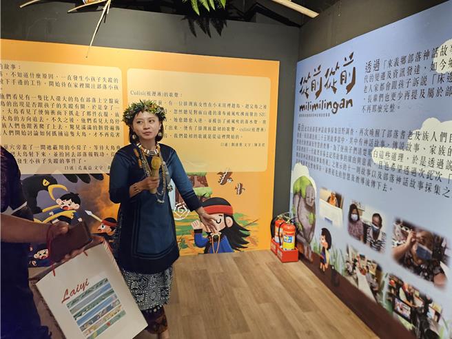 来义乡原住民文物馆策展员陈美君解说来义乡部落神话传说故事集绘本。（罗琦文摄）