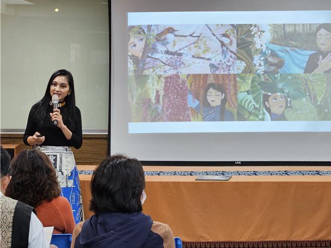 绘本创作者娥葛丝在「来义乡部落神话传说故事集特展」分享作品「我的名字」。（罗琦文摄）