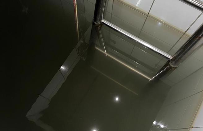 台中市南屯区文山里两栋大楼用水18日出现水质污染现象。（图／何文海提供）