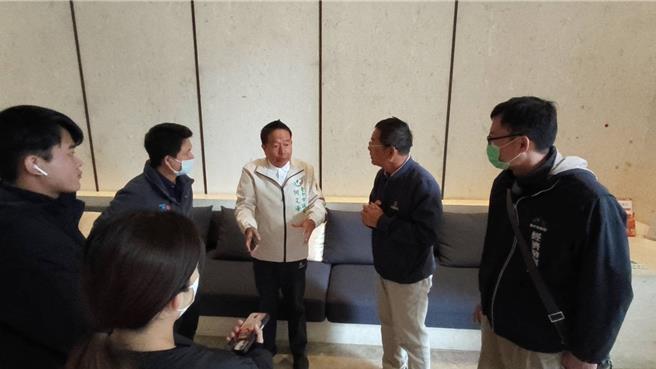 台中市南屯区文山里两栋大楼用水出现水质污染现象，市议员何文海19日前往勘查。（图／何文海提供）