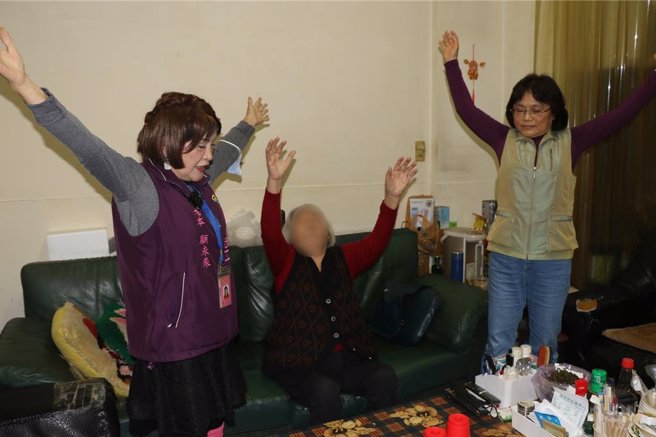 永和区布老志工刘菊梅（左）和梁丽美（右）陪伴阿兰姐一起做五行健康操。（新北市社会局提供）