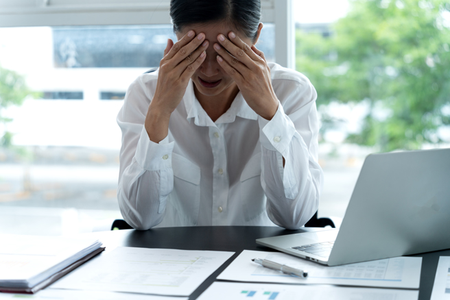 劳动部追颁奖章也挽不回生命，议员吁职安法速增职场霸凌条款。（示意图：shutterstock／达志）