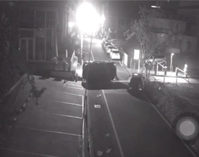 宜兰县五结乡隆昌路25号日前晚上10时50分发生翻车事故，35岁陈姓男子驾驶自小客车撞击停在路边的汽车后翻覆。（民眾提供／吴佩蓉宜兰传真）