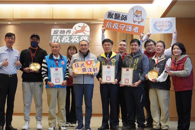 新北市动保处获「112年度狂犬业务执行绩效评鑑」分组优胜第一名，新北市长侯友宜颁发奖状，感谢各界的协助。（图／新北市动保处）