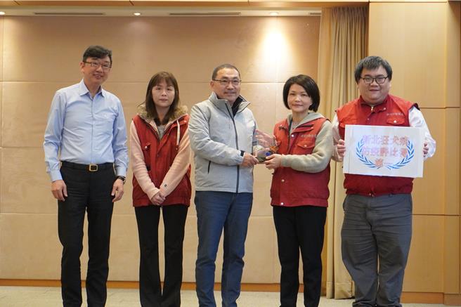 新北市动保处获「112年度狂犬业务执行绩效评鑑」分组优胜第一名，今将奖项献给市长侯友宜。（图／新北市动保处）
