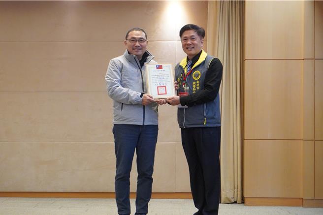 侯友宜颁发感谢状给新北市兽医师公会，公会理事长薛敦元代表接受。（图／新北市动保处）