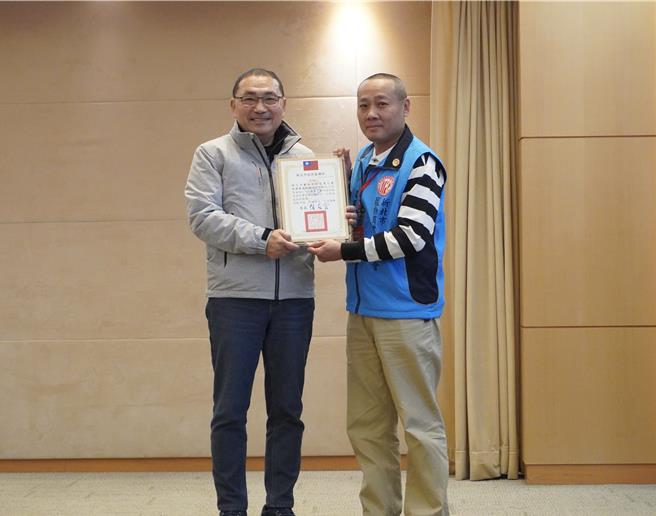 侯友宜颁发感谢状给新北市宠物商业同业公会，由理事长侯兆诚代表接受。（图／新北市动保处）