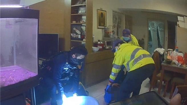 桃園市桃園區張姓老翁獨居，因2天沒出門，鄰居察覺有異報案，桃園警分局青溪派出所獲報，聯絡其住在外縣市家人，取得同意後請鎖匠開門，進門卻有濃厚臭味，發現老翁跌倒撞傷，只能躺在椅子上，無力求援，所幸鄰居救他一命。(翻攝照片)