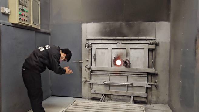 家人目睹愛犬火化瞬間情緒崩潰。(飼主蔡小姐提供)