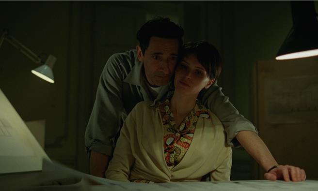 安德林布洛迪（左）和费莉丝蒂琼斯为本片学习匈牙利语。（UIP提供）