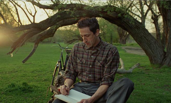 《粗犷派建筑师》近期横扫各大奖项，奥斯卡金像奖中荣获10项大奖提名。（UIP提供）