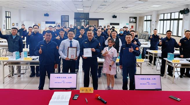 新北市樹林區專業牙醫診所有感警察辛勞，也認為要有健康的體魄才能打擊犯罪，推出「樹林警分局憑服務證就醫免掛號費」的優惠活動。（樹林警分局提供）