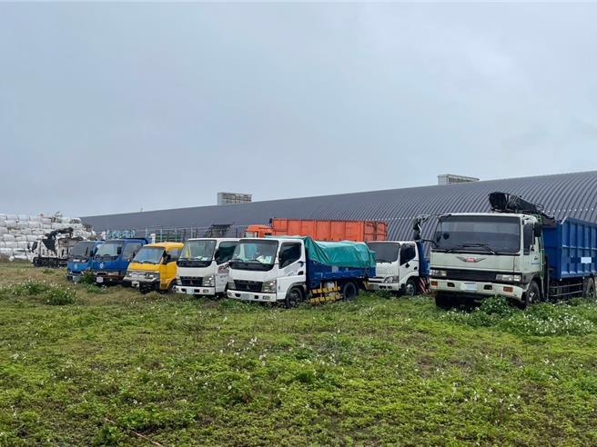 宜蘭檢方指揮警方偕同新北市、宜蘭縣環保局，擴大追查環保蟑螂集團，總計前後2波搜索查扣15輛大型車輛。（宜蘭縣環保局提供）