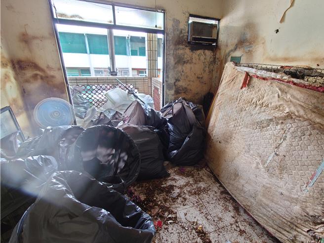 高雄市三民区一处透天宅，曾因垃圾量惊人，蟑螂、鼠辈横窜被戏称为「米奇妙妙屋」，当地里长透露该户已于去年底以1266万卖掉，新屋主砸400万大整修要自己住。（任义宇摄）