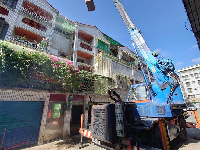 高雄市三民区一处透天宅，曾因垃圾量惊人，蟑螂、鼠辈横窜被戏称为「米奇妙妙屋」，当地里长透露该户已于去年底以1266万卖掉，新屋主砸400万大整修要自己住。（任义宇摄）