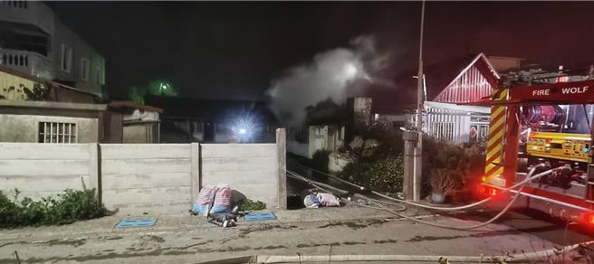 二林镇陈姓男子疑似向父亲讨钱时发生口角，愤而放火烧自家三合院。（民眾提供／叶静美彰化传真）