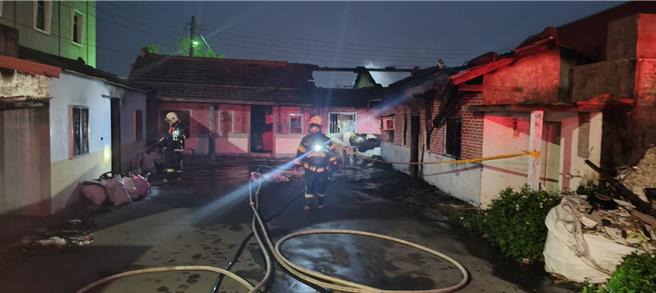 二林镇陈姓男子疑似向父亲讨钱时发生口角，愤而放火烧自家三合院。（民眾提供／叶静美彰化传真）