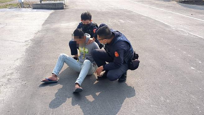 二林镇陈姓男子疑似向父亲讨钱时发生口角，愤而放火烧自家三合院，被警方逮捕。（民眾提供／叶静美彰化传真）