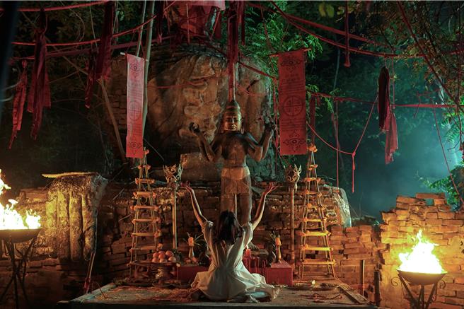 《邪降女帝》坚持实景拍摄，片中的恐怖降头咒、法器和仪式更是「货真价实」。（威视电影提供）