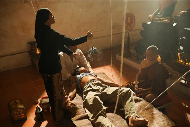 演员念诵真实咒语禁忌多，一不小心恐遭反噬。（威视电影提供）