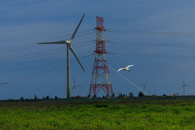台灣今年預估火力發電83％，綠電17％，原因在能源政策缺乏有效能源產業戰略。圖／本報資料照片