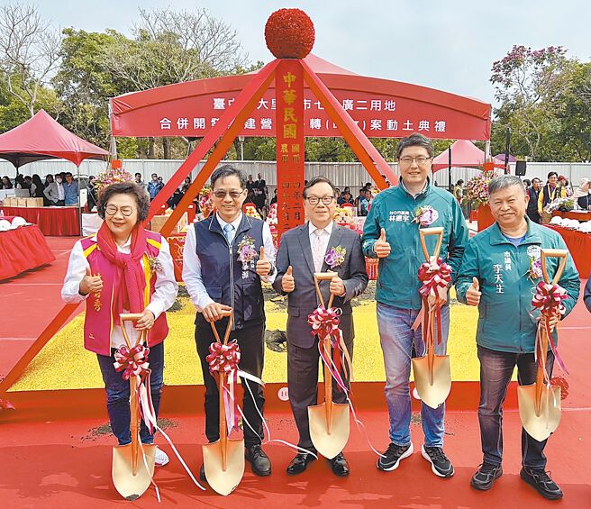 統一企業董事長辦公室協理張國光（中）18日參加「太子置地廣場－台中大里館」動土典禮。圖／曾麗芳