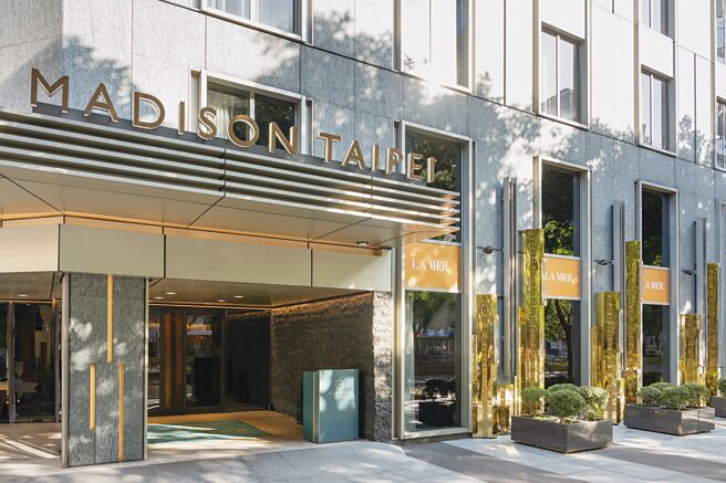 慕轩饭店与LA MER海洋拉娜打造期间限定「金宫外墙」，耀目光影尽显奢华氛围。图／LA MER海洋拉娜提供