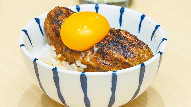 在全台雞蛋產地價大跌之際，大武山蛋價僅跌8％，使得去年獲利逆勢大增32％。圖／本報資料照片