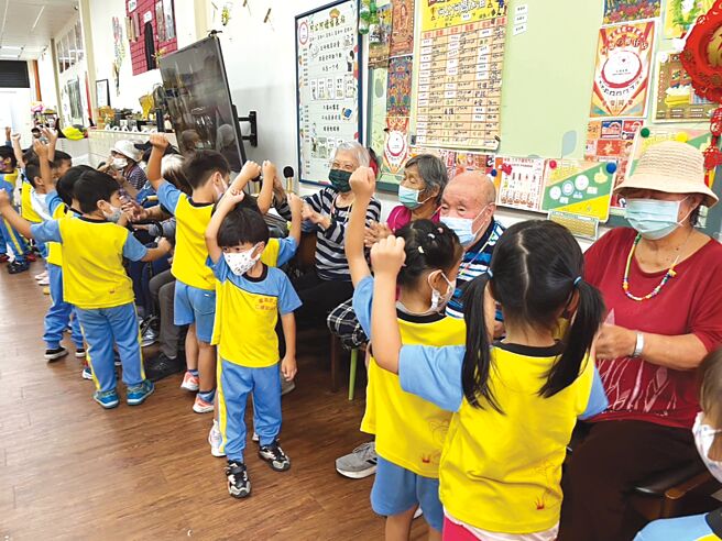 仁德日照携幼童共乐，长辈参与踊跃乐开怀。图／仁德日照提供